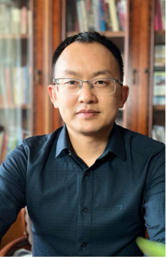 Photo of the lead instructor, Yu Honghang